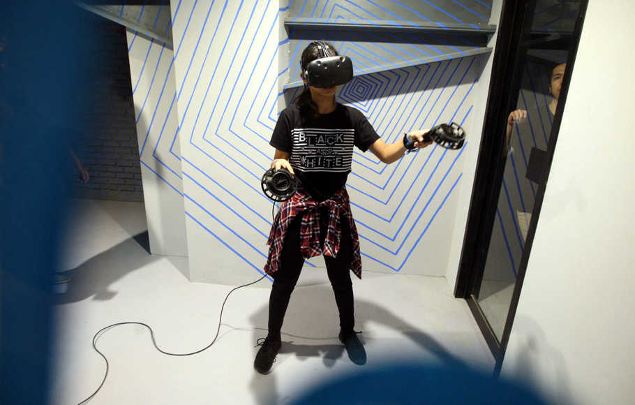 Visitors can try VR games. Techpolitan is a creative space for young people in the digital technology industry such as animation design, coding, game development and 3D Printing.